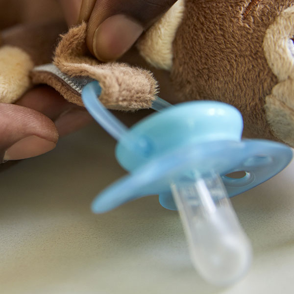 L&rsquo;animal en peluche est compatible avec toutes les sucettes et tous les Soothie Philips&nbsp;Avent